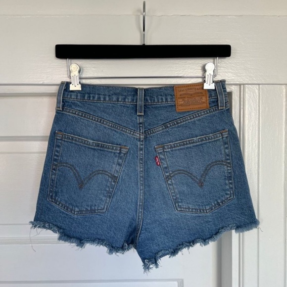 Levi’s Ribcage Shorts - Picture 2 of 3